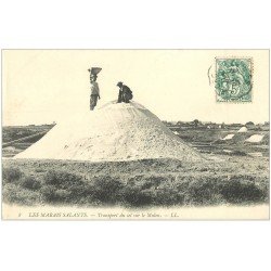 carte postale ancienne 44 LES MARAIS SALANTS. Transport du Sel sur le Mulon 1907