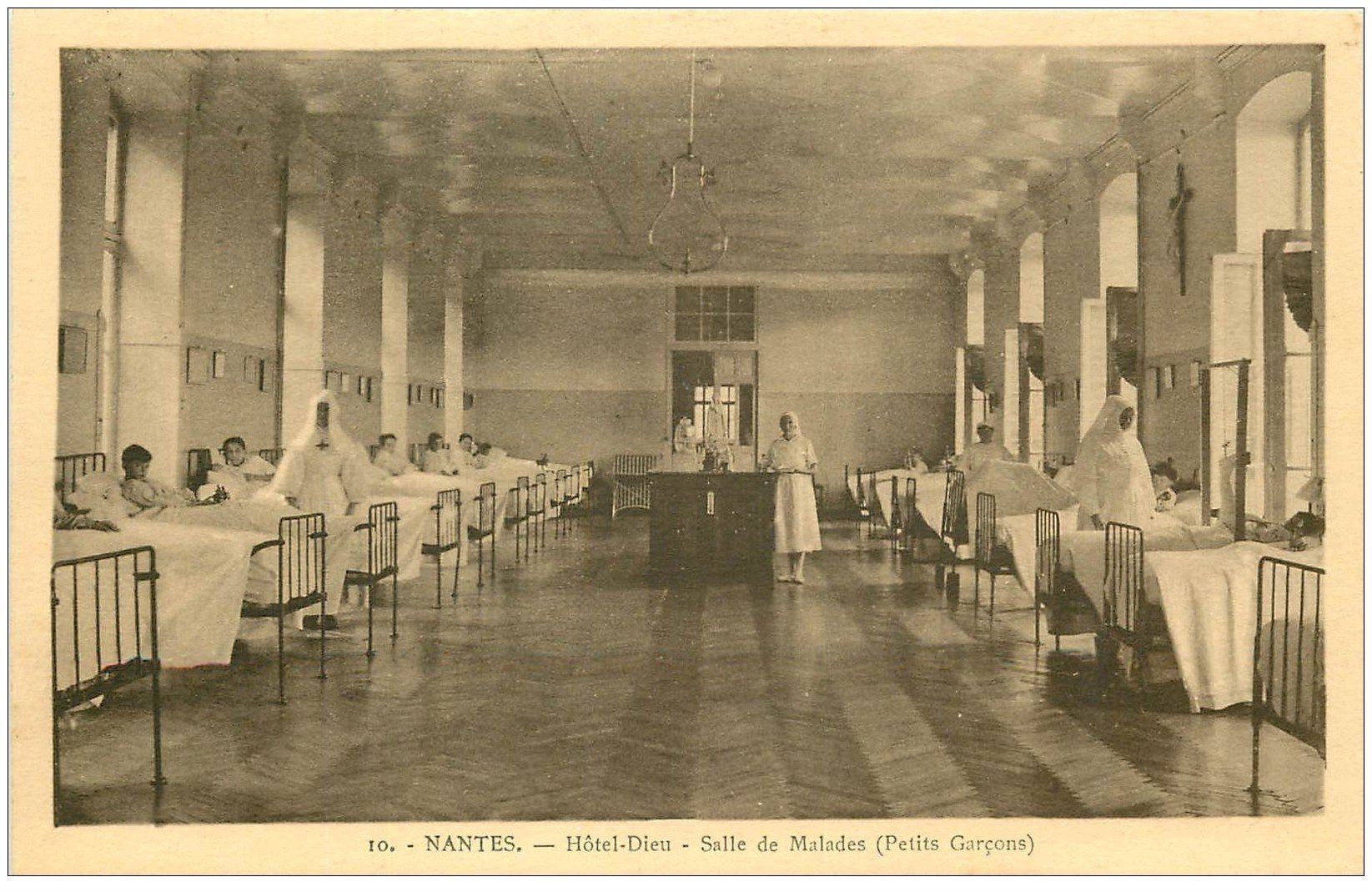 carte postale ancienne 44 NANTES. Hôtel-Dieu Salle des Malades 1943