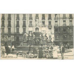 44 NANTES. Marchandes de lait Fontaine Place Royale