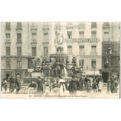 carte postale ancienne 44 NANTES. Marchandes de lait Fontaine Place Royale vers 1904