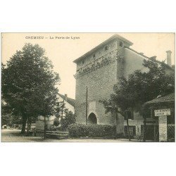 carte postale ancienne 38 CREMIEU. Porte de Lyon. Boulodrome Carrier jeux de boules