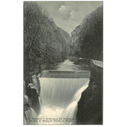 carte postale ancienne 38 GRANDE CHARTREUSE. Chute du Guiers Entrée du Désert