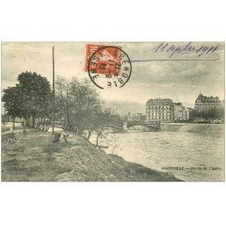 carte postale ancienne 38 GRENOBLE. Bords Isère 1911 Femme ramassant de l'herbe...