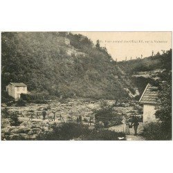 carte postale ancienne 38 Pont naturel des OULLES sur la Valserine avec Douaniers