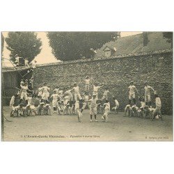 carte postale ancienne 38 VIENNE. L'Avant-Garde Viennoise. Pyramide à mains libre. Gymnastes et Sport Jeu