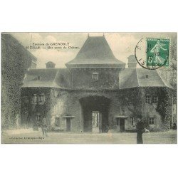 carte postale ancienne 38 VIZILLE. Le Château une sortie 1910