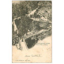 carte postale ancienne 06 SAINT-MARTIN-VESUBIE. Hôtel et Vallée du Boréon 1902. Femme sur la Passerelle en Bois
