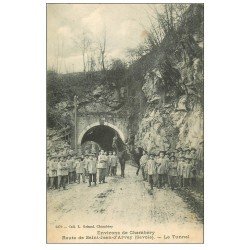 carte postale ancienne 73 ROUTE DE SAINT-JEAN-D'ARVEY. Les Pensionnaires et Officier vers le Tunnel
