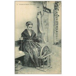 carte postale ancienne 73 TARENTAISE. Fileuse au rouet en costumes de Savoie 1923