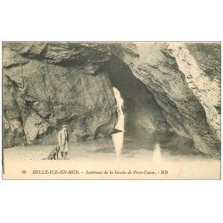 carte postale ancienne 56 BELLE-ILE-EN-MER. Grotte de Port Coton avec Chien. timbre manquant