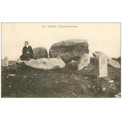 carte postale ancienne 56 CARNAC. Alignement de Kermario avec Bretonne. Dolmens et Menhirs