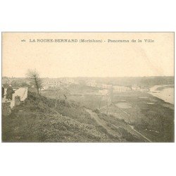 carte postale ancienne 56 LA ROCHE-BERNARD. Panorama de la Ville et Femmes sous le vent...