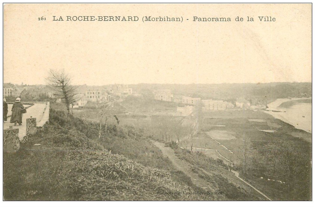 carte postale ancienne 56 LA ROCHE-BERNARD. Panorama de la Ville et Femmes sous le vent...