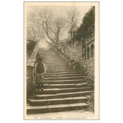 56 LE FAOUET. Breton sur l'Escalier et Beffroi Sainte-Barbe