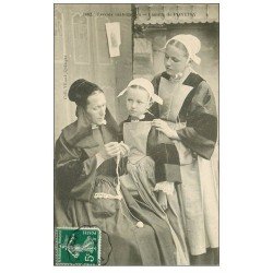 carte postale ancienne 56 PONTIVY. Leçons maternelles de la Dentelle 1908