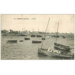 carte postale ancienne 56 QUIBERON. Barques et Pêcheurs au Port