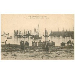 carte postale ancienne 56 QUIBERON. Bateaux Sardiniers débarquant leur Poisson 1923