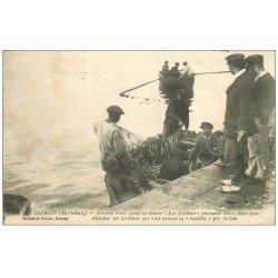 carte postale ancienne 56 QUIBERON. Canot Sardinier les Pêcheurs secouent leurs filets pour détacher les Sardines maillées 1924