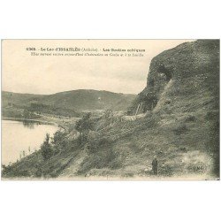 carte postale ancienne 07 LAC D'ISSARLES. Grottes celtiques. Habitation du Garde vers 1921