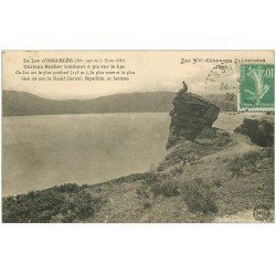 carte postale ancienne 07 LAC D'ISSARLES. Personnage sur ce curieux Rocher 1922