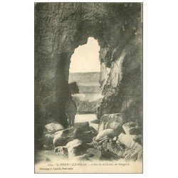 carte postale ancienne 56 SAINT-PIERRE-QUIBERON. Personnage Arche Grotte de Kergroix