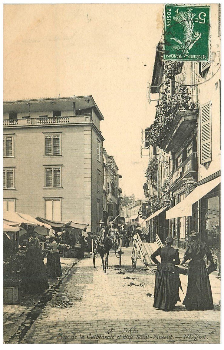 carte postale ancienne 40 DAX. Place Cathédrale Rue Saint-Vincent 1909. Magasin SINGER Machines à Coudre à gauche