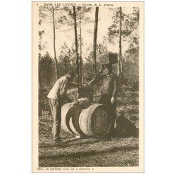 carte postale ancienne 40 LANDES. Récolte de la gemme et mise en barrique avec les couartes. Vieux métiers Forêt