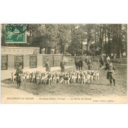 carte postale ancienne 27 BEAUMONT-LE-ROGER. Equipage Rallye-Puisaye sortie du Chenil. Chiens Chasse à courre 1907