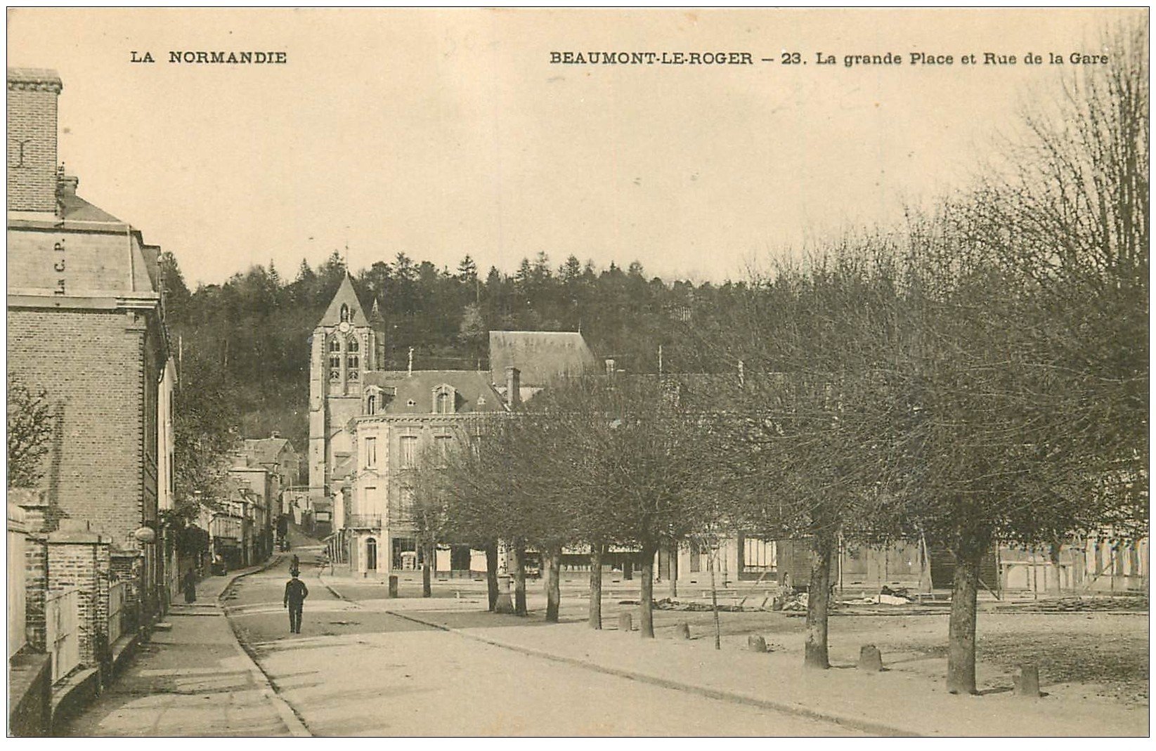 carte postale ancienne 27 BEAUMONT-LE-ROGER. Rue de la Gare Grande Place