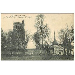 carte postale ancienne 27 BEC-HELLOUIN. Tour et Porte Abbatiale 1913 animation