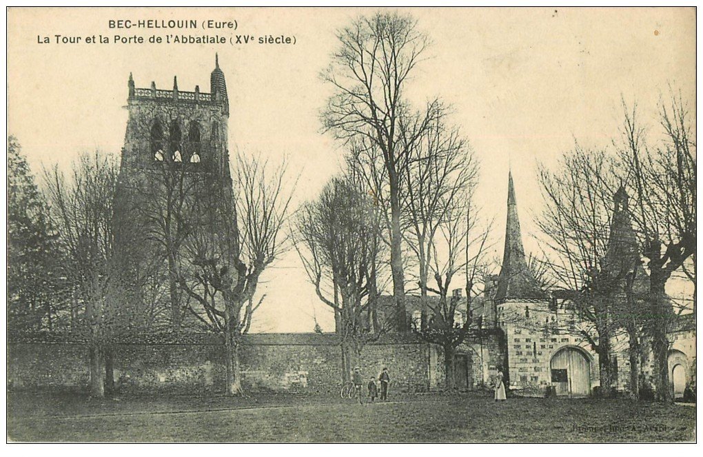 carte postale ancienne 27 BEC-HELLOUIN. Tour et Porte Abbatiale 1913 animation