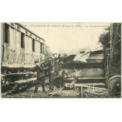carte postale ancienne 27 BERNAY. Catastrophe de 1910. Travaux de déblaiement des rail et du Train