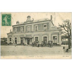 carte postale ancienne 27 BERNAY. Fiacres devant la Gare