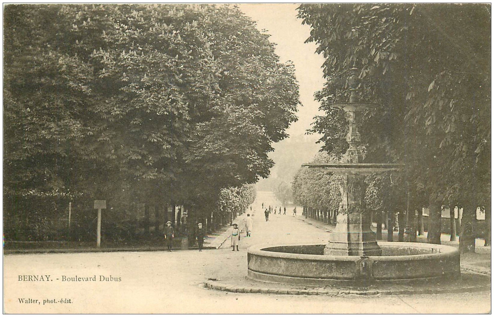 carte postale ancienne 27 BERNAY. Fontaine Boulevard Dubus vers 1900