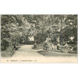 carte postale ancienne 27 BERNAY. Jardin Public animation