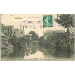 carte postale ancienne 27 BERNAY. Pont de Boucheville 1910 Hôtel du Cheval Blanc