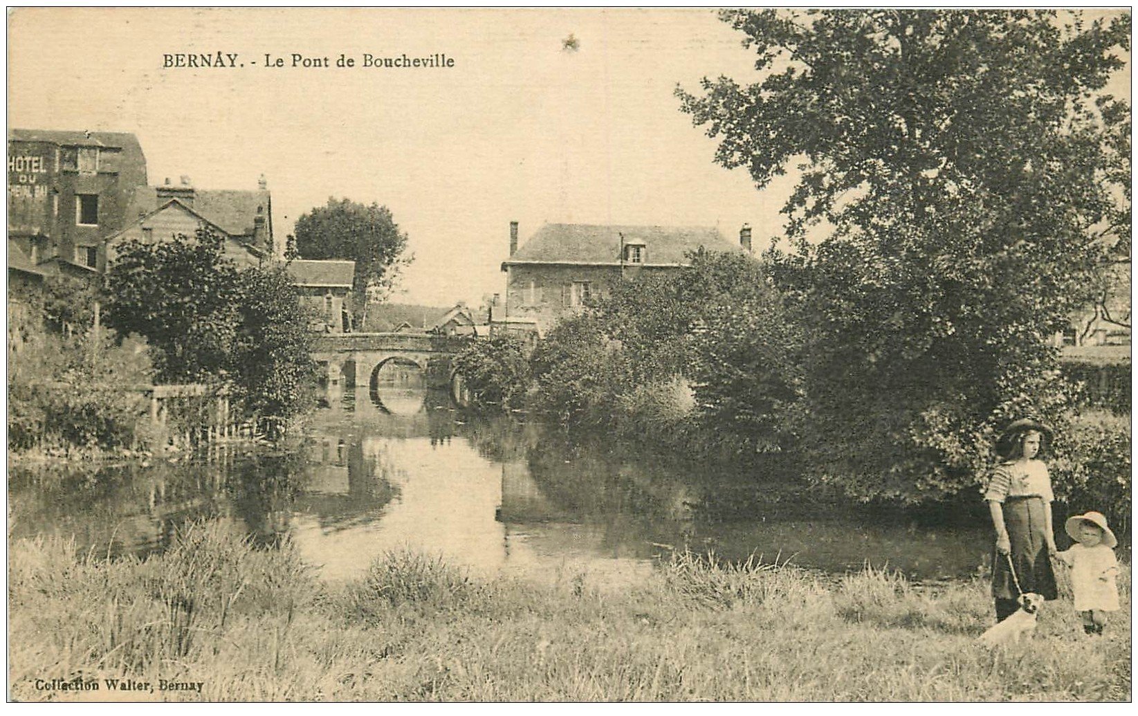 27 BERNAY. Pont de Boucheville Enfants et Chien. Hôtel du Cheval Blanc
