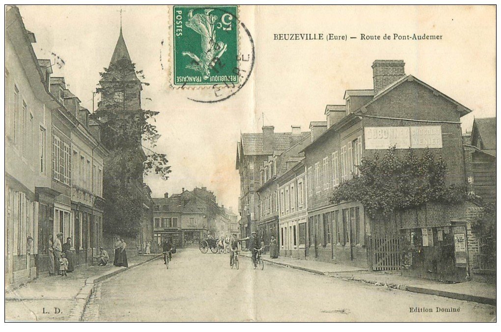 carte postale ancienne 27 BEUZEVILLE. Cyclistes Route de Pont-Audemer 1912. Pli transversal