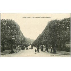 carte postale ancienne 27 BRIONNE. Facteur Boulevard de la Valleville vers 1919