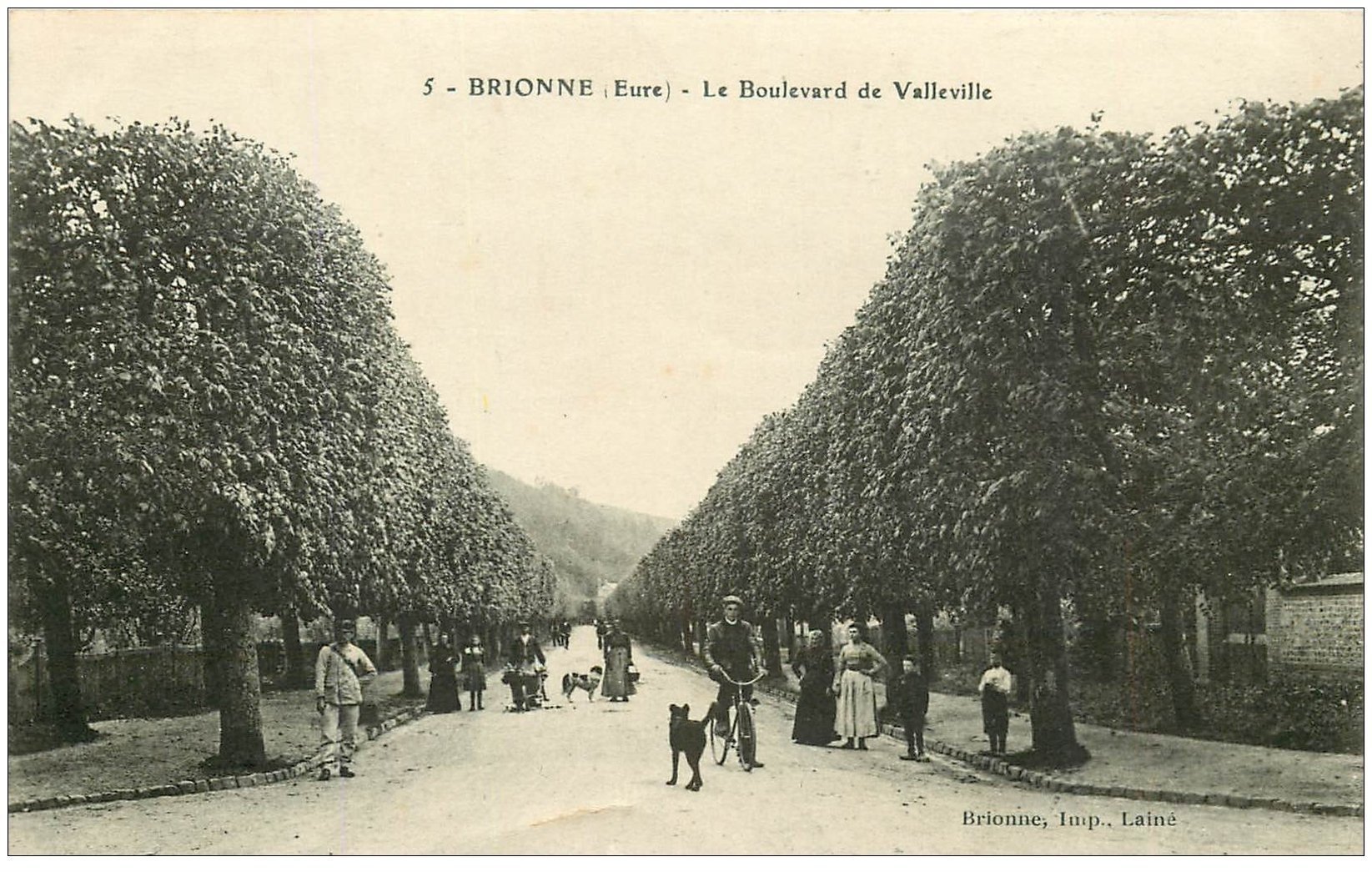 carte postale ancienne 27 BRIONNE. Facteur Boulevard de la Valleville vers 1919