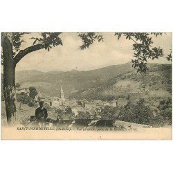 carte postale ancienne 07 SAINT-PIERREVILLE. Le Village et personnages assis 1926