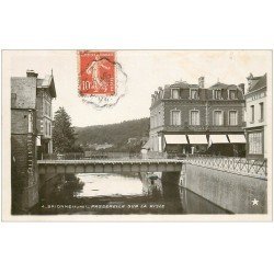 carte postale ancienne 27 BRIONNE. Passerelle sur la Risle 1909. Carte Photo émaillographie