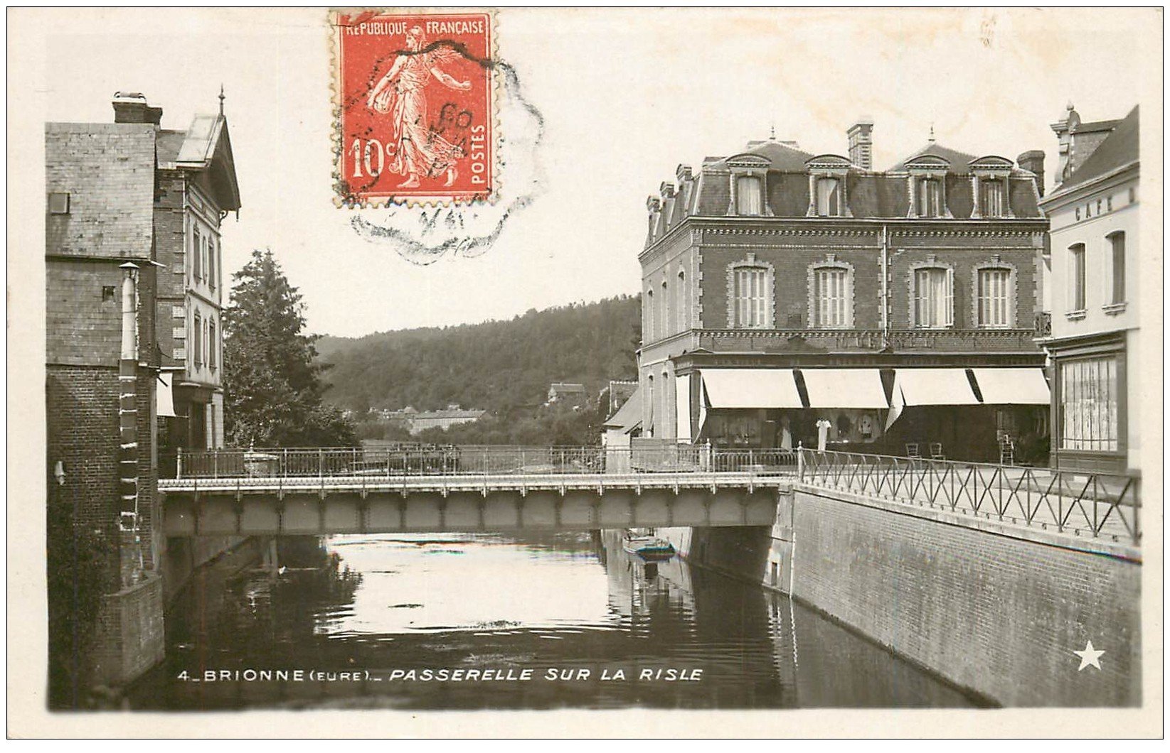 carte postale ancienne 27 BRIONNE. Passerelle sur la Risle 1909. Carte Photo émaillographie