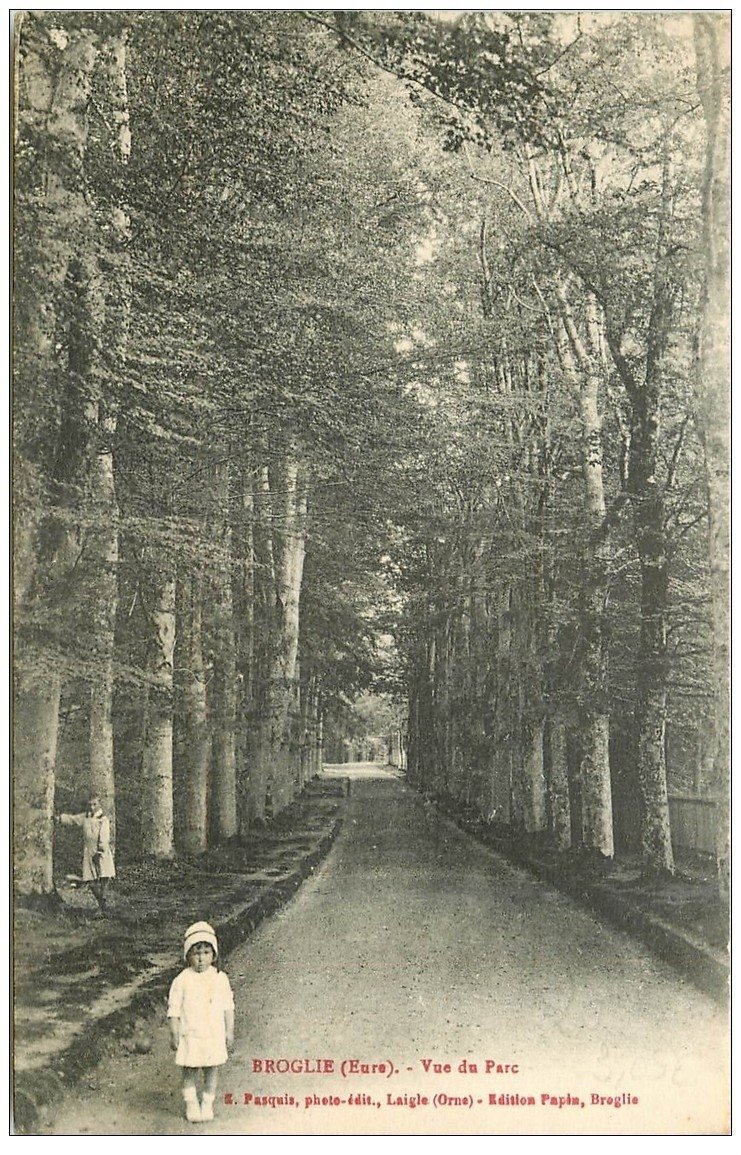 carte postale ancienne 27 BROGLIE. Enfants au Parc