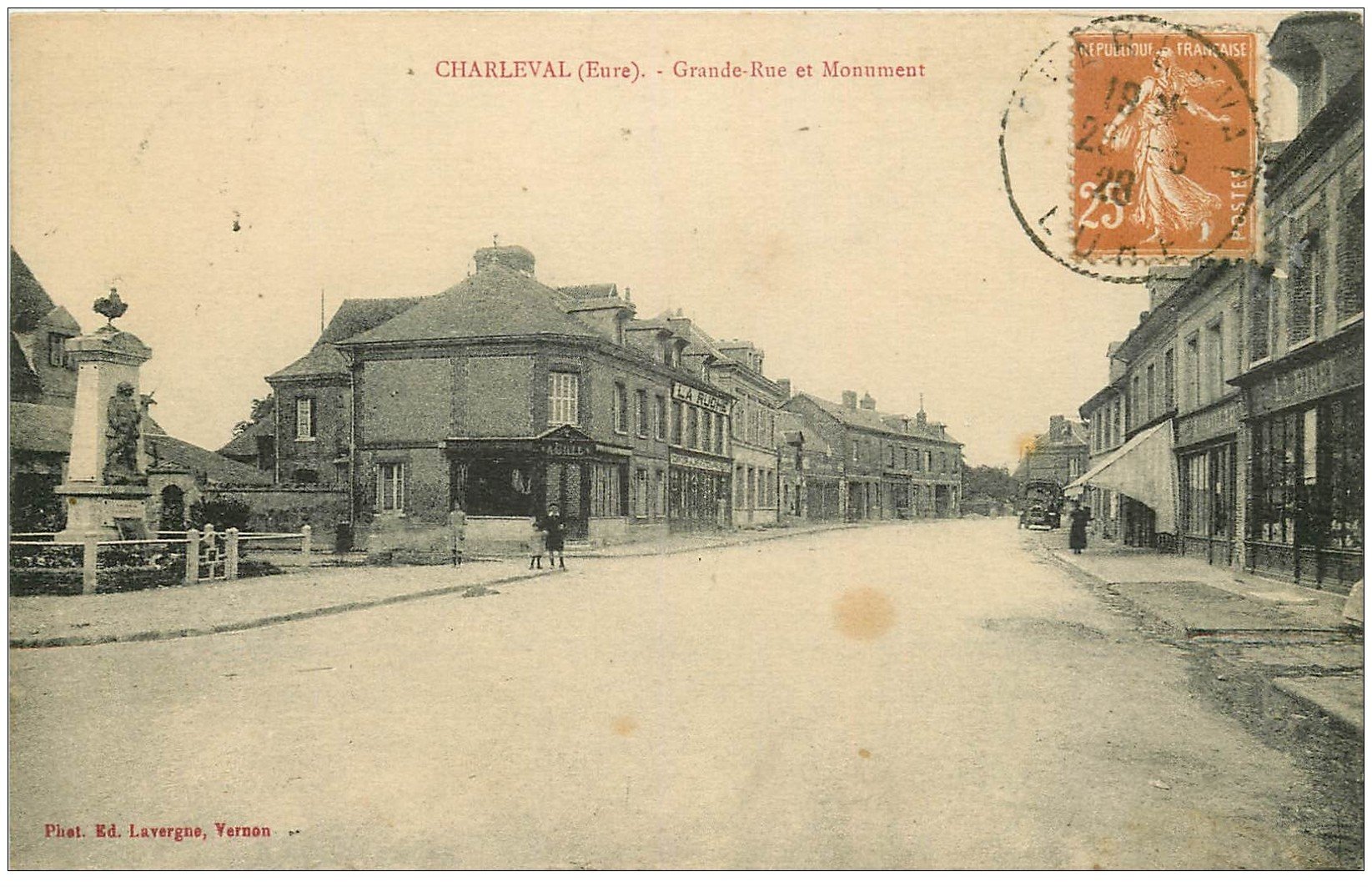 carte postale ancienne 27 CHARLEVAL. Monument Grande-rue 1923