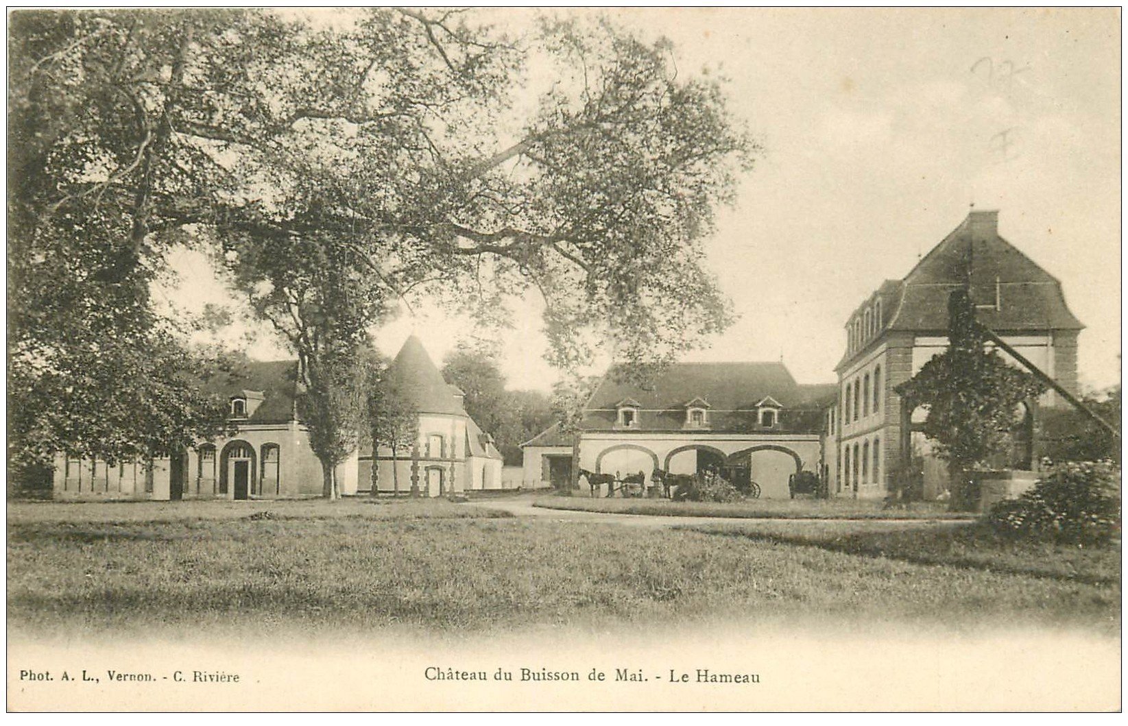 carte postale ancienne 27 CHATEAU DU BUISSON DE MAI. Le Hameau