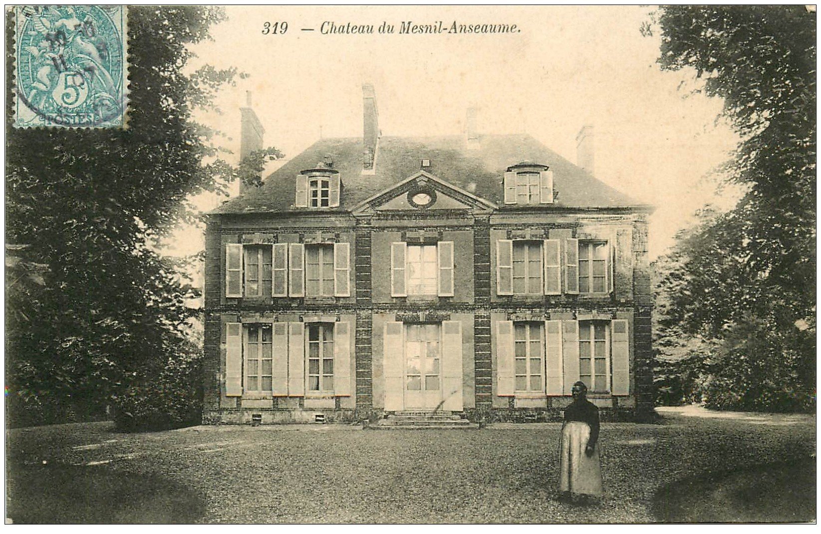 carte postale ancienne 27 CHATEAU DU MESNIL-AUSEAUME 1907 avec Fermière