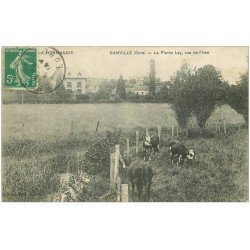 carte postale ancienne 27 DAMVILLE. La Pierre Lay avec Vaches 1914