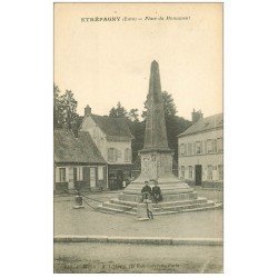 carte postale ancienne 27 ETREPAGNY. Place du Monument Epicerie et animation