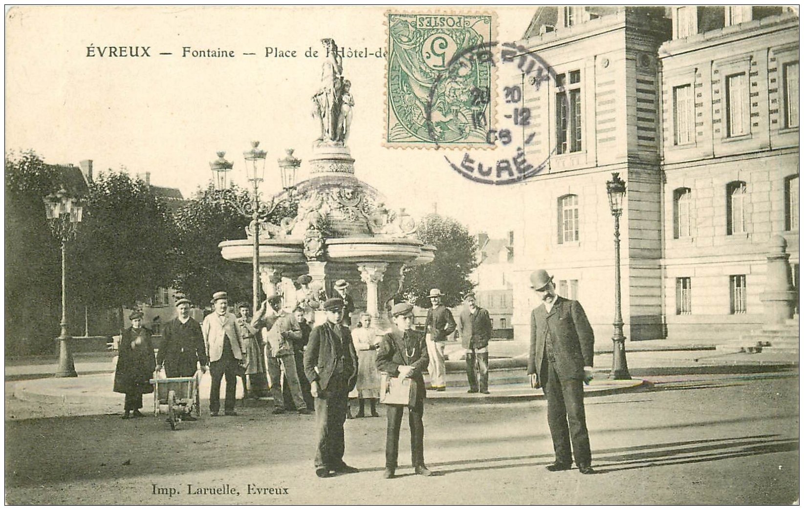27 EVREUX. Fontaine Place Hôtel de Ville 1906